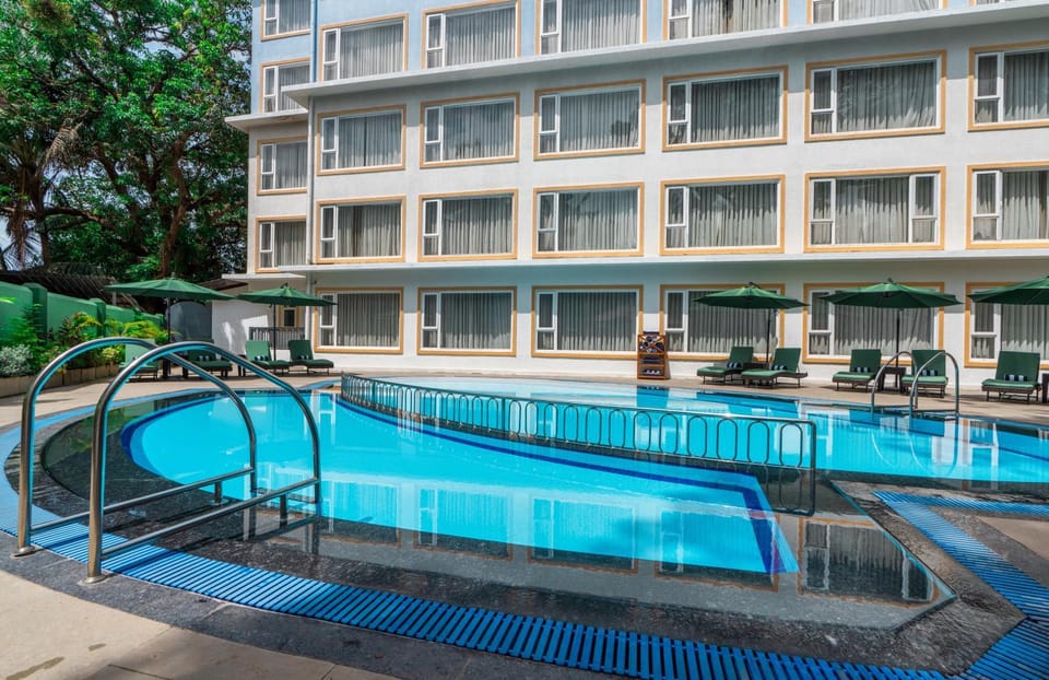 Swimming pool, sunbed