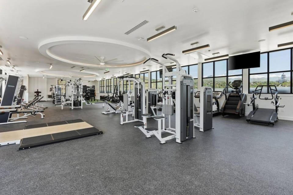 Views - Amenities - Pool,Spa,Gym,Bowl,Pking Apartment in Salt Lake City