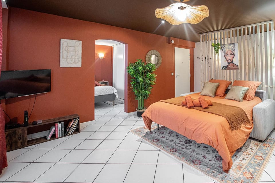 Communal lounge/ TV room, Bed, TV and multimedia, Living room