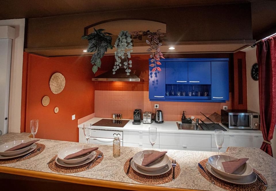 Coffee/tea facilities, Kitchen or kitchenette, Lounge or bar, microwave, stove, toaster, kitchen