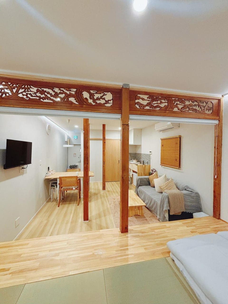 Bed, TV and multimedia, Photo of the whole room, Bedroom