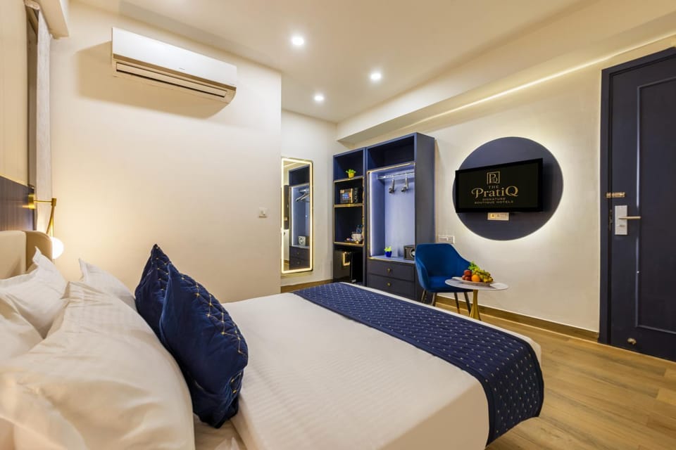 Bed, Photo of the whole room, Bedroom, wardrobe, air conditioner
