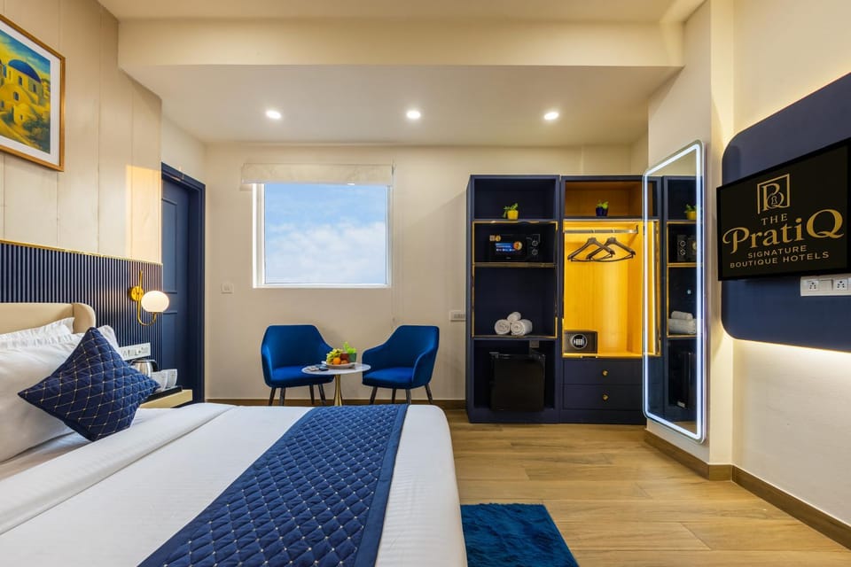 Bed, TV and multimedia, Photo of the whole room, Seating area, Bedroom
