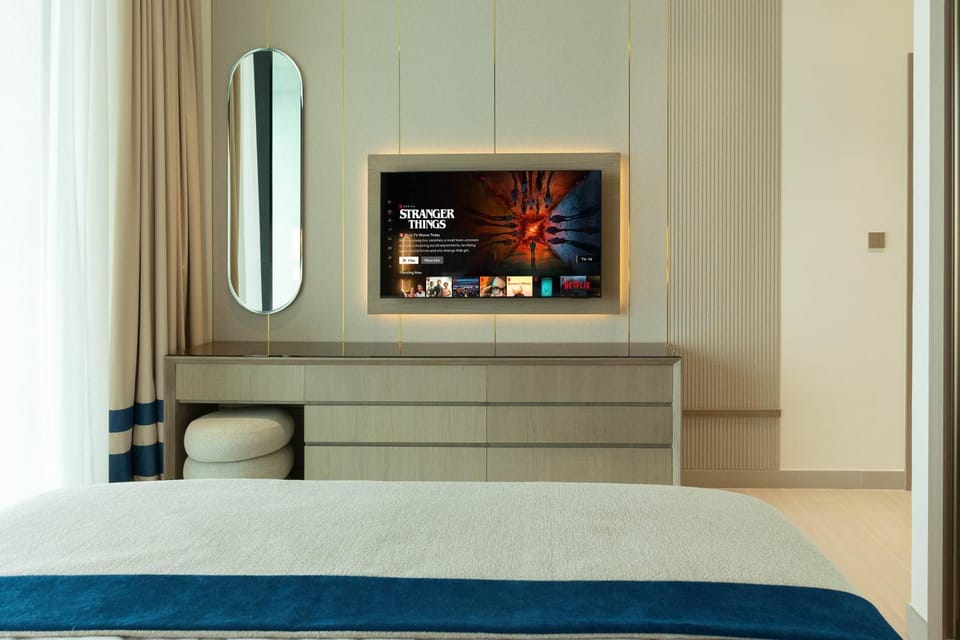 Bed, TV and multimedia, Bedroom