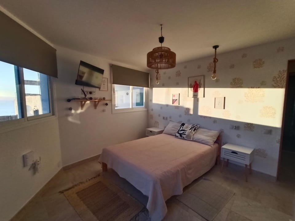 Bed, TV and multimedia, Bedroom