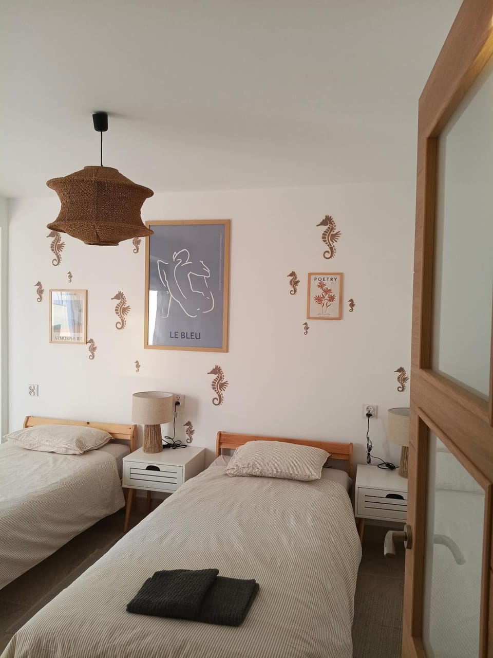 Photo of the whole room, Bedroom