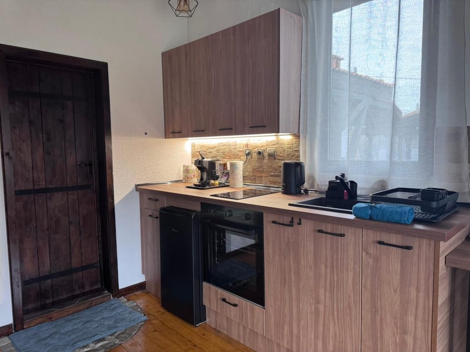 Kitchen or kitchenette, Food and drinks, Food, Lunch, Dinner, Drinks, oven, pet friendly, kitchen, air conditioner