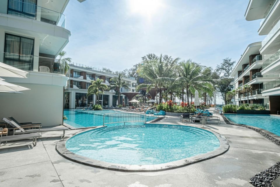 Property building, Day, Swimming pool, sunbed