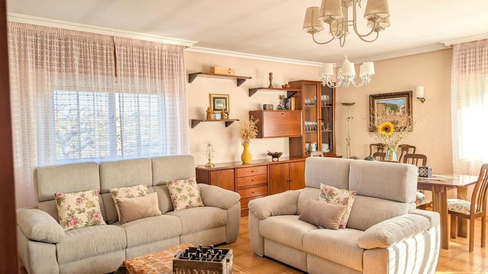 Communal lounge/ TV room, TV and multimedia, Living room, Dining area