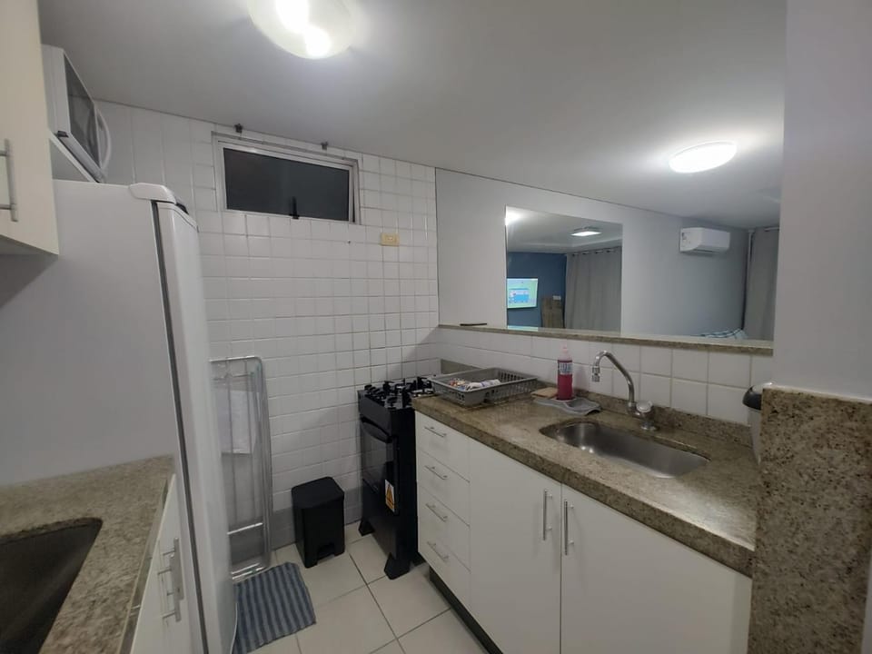 Kitchen or kitchenette, minibar, oven, stove