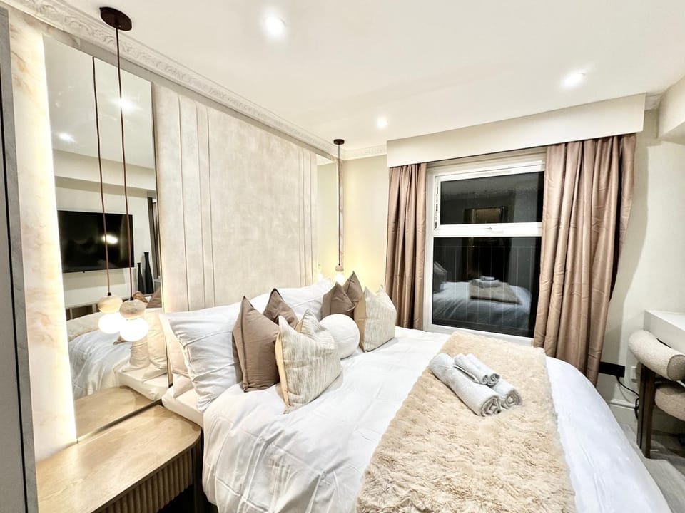 Bed, Bedroom, towels