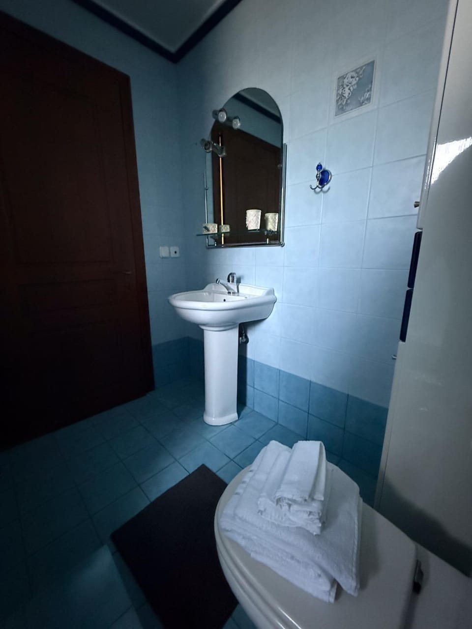 Toilet, Bathroom, towels