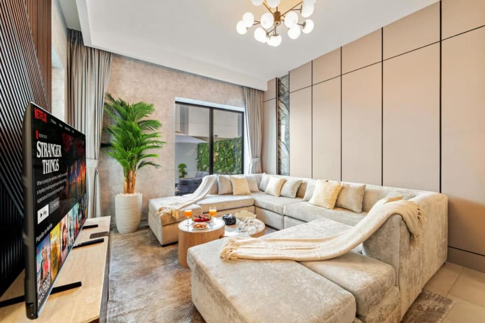 TV and multimedia, Living room, Seating area, Evening entertainment