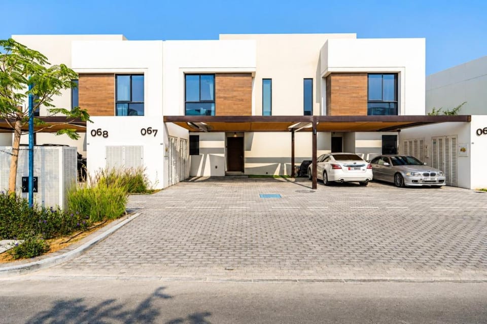 Property building, Day, Parking