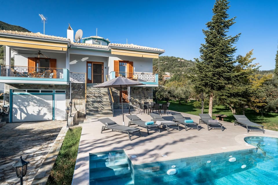 Property building, Patio, Natural landscape, Garden, Garden view, Mountain view, Pool view, Swimming pool, sunbed