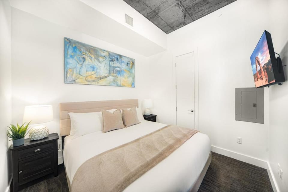 Bed, TV and multimedia, Bedroom