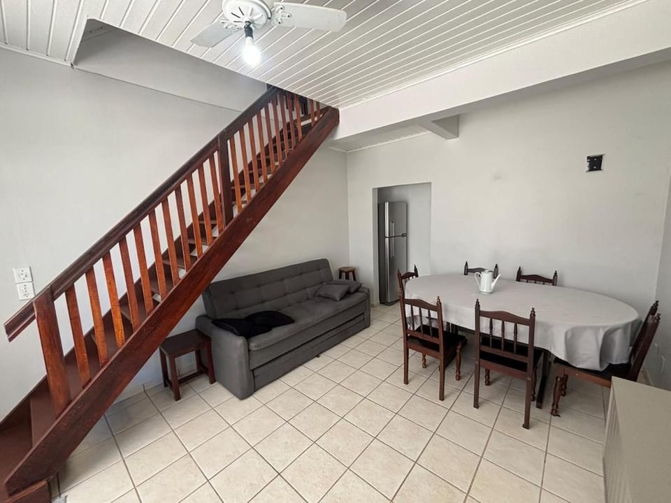 Casa há 40m da praia e no centro de Canasvieiras Apartment in Florianopolis