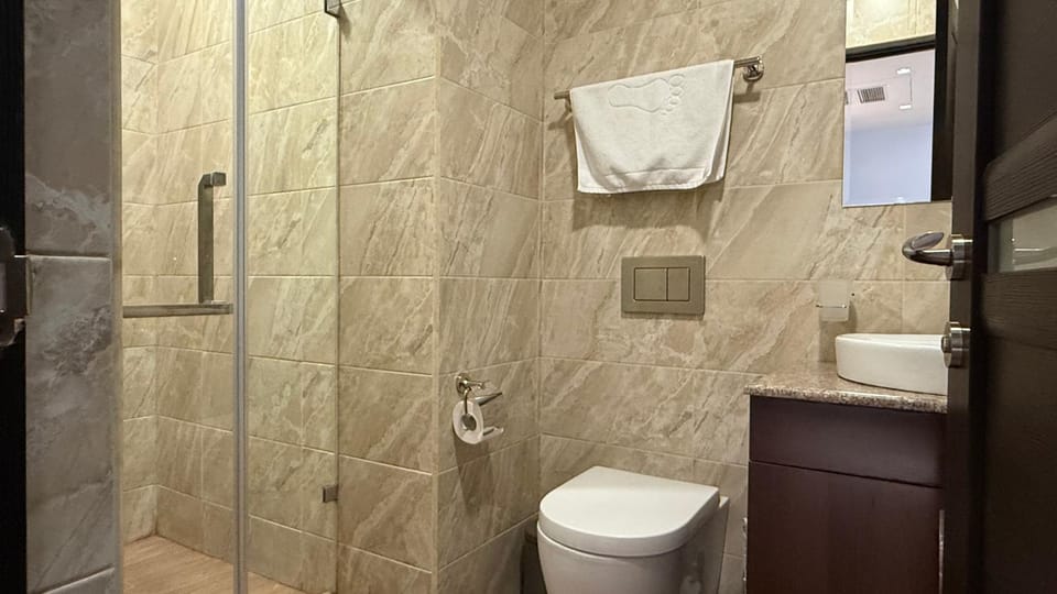 Shower, Toilet, Bathroom, towels