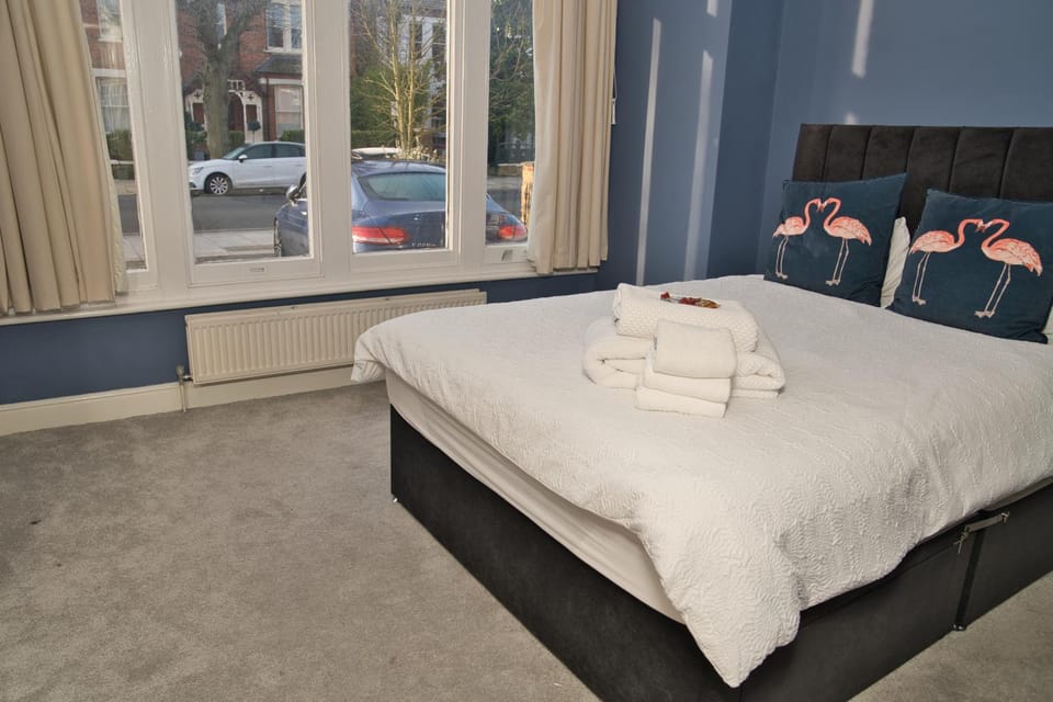 Property building, Bed, Bedroom