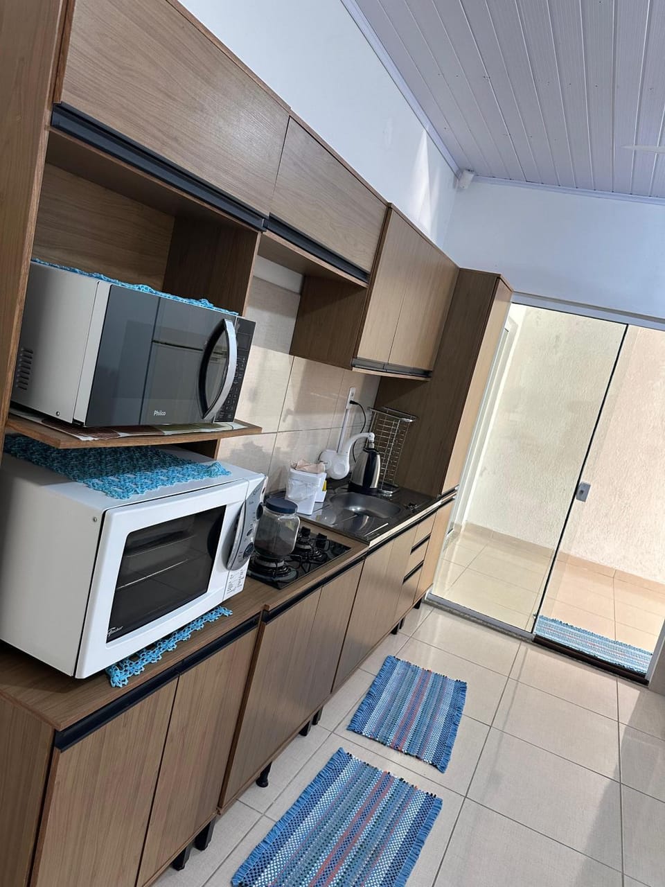 Coffee/tea facilities, Kitchen or kitchenette, oven, stove