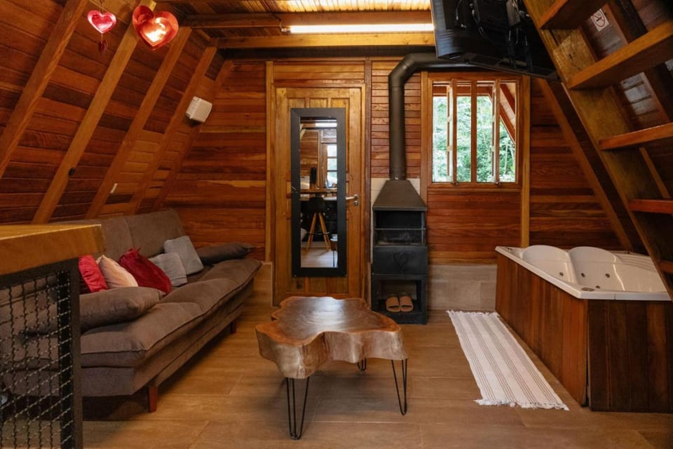 CHALÉS SUIÇOS - Românticos na Natureza para adultos - Pernoite das 17h às 11h Campground/ 
RV Resort in Cotia