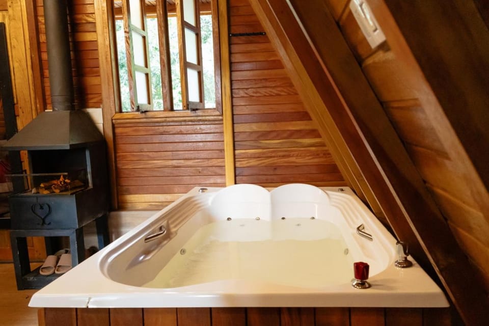 CHALÉS SUIÇOS - Românticos na Natureza para adultos - Pernoite das 17h às 11h Campground/ 
RV Resort in Cotia