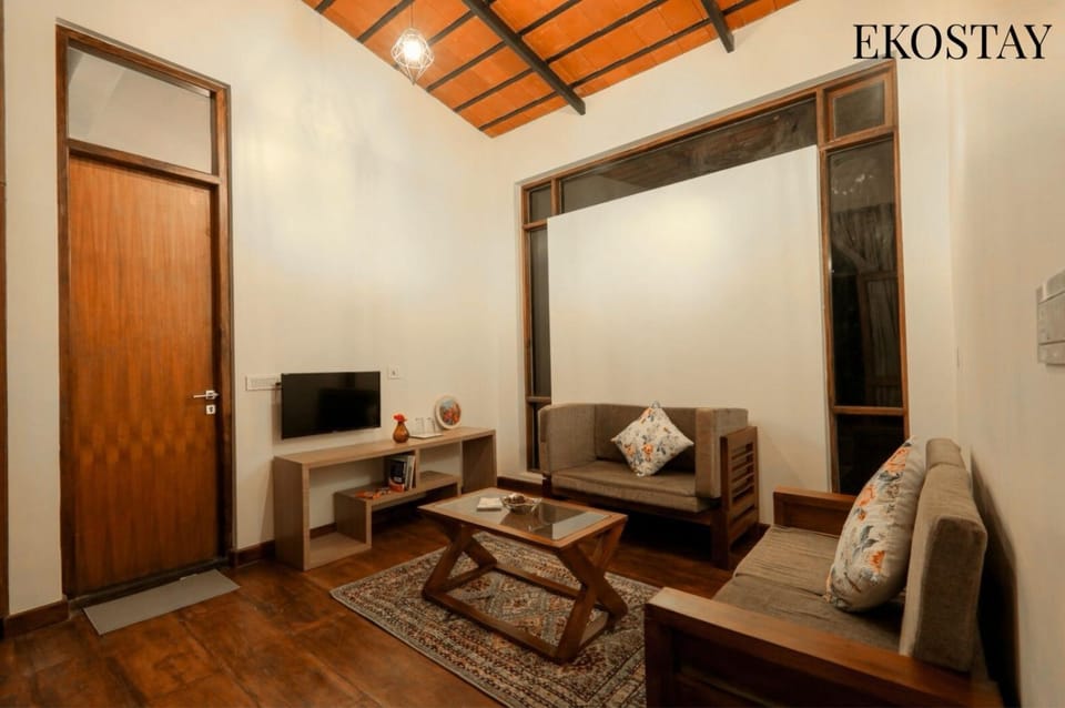 Communal lounge/ TV room, TV and multimedia, Living room, Seating area, Evening entertainment, Text overlay