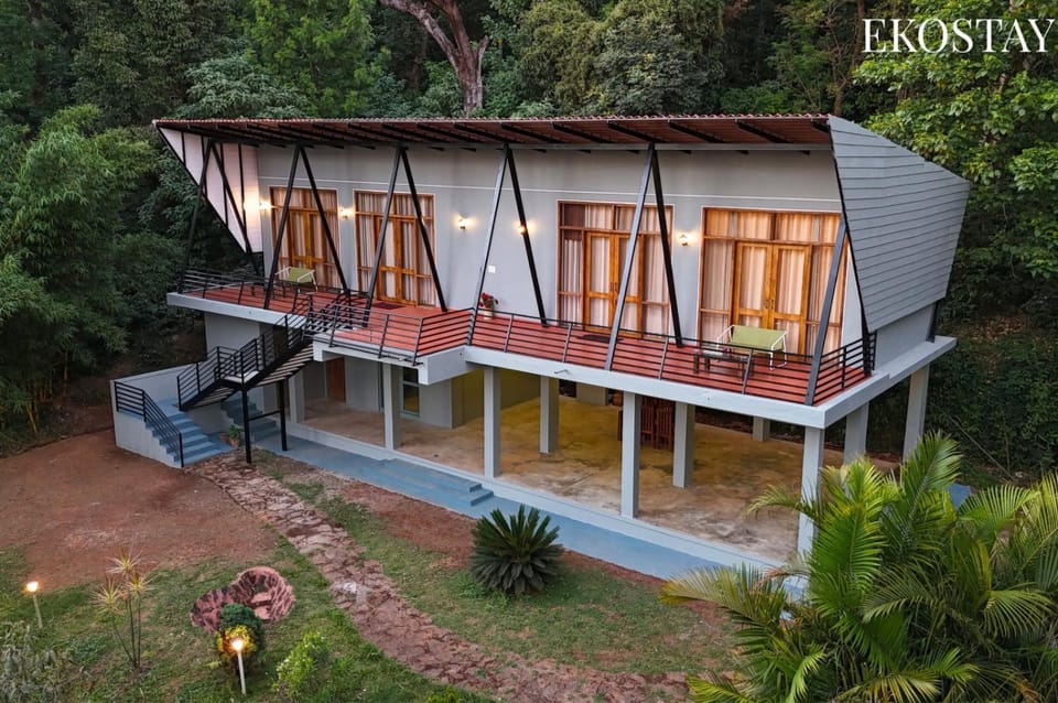Property building, Spring, Day, Garden, View (from property/room), Balcony/Terrace, Garden view