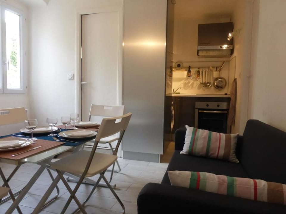 T3 Meublé CENTRE VILLE BASTIA donnant sur jardin Apartment in Bastia