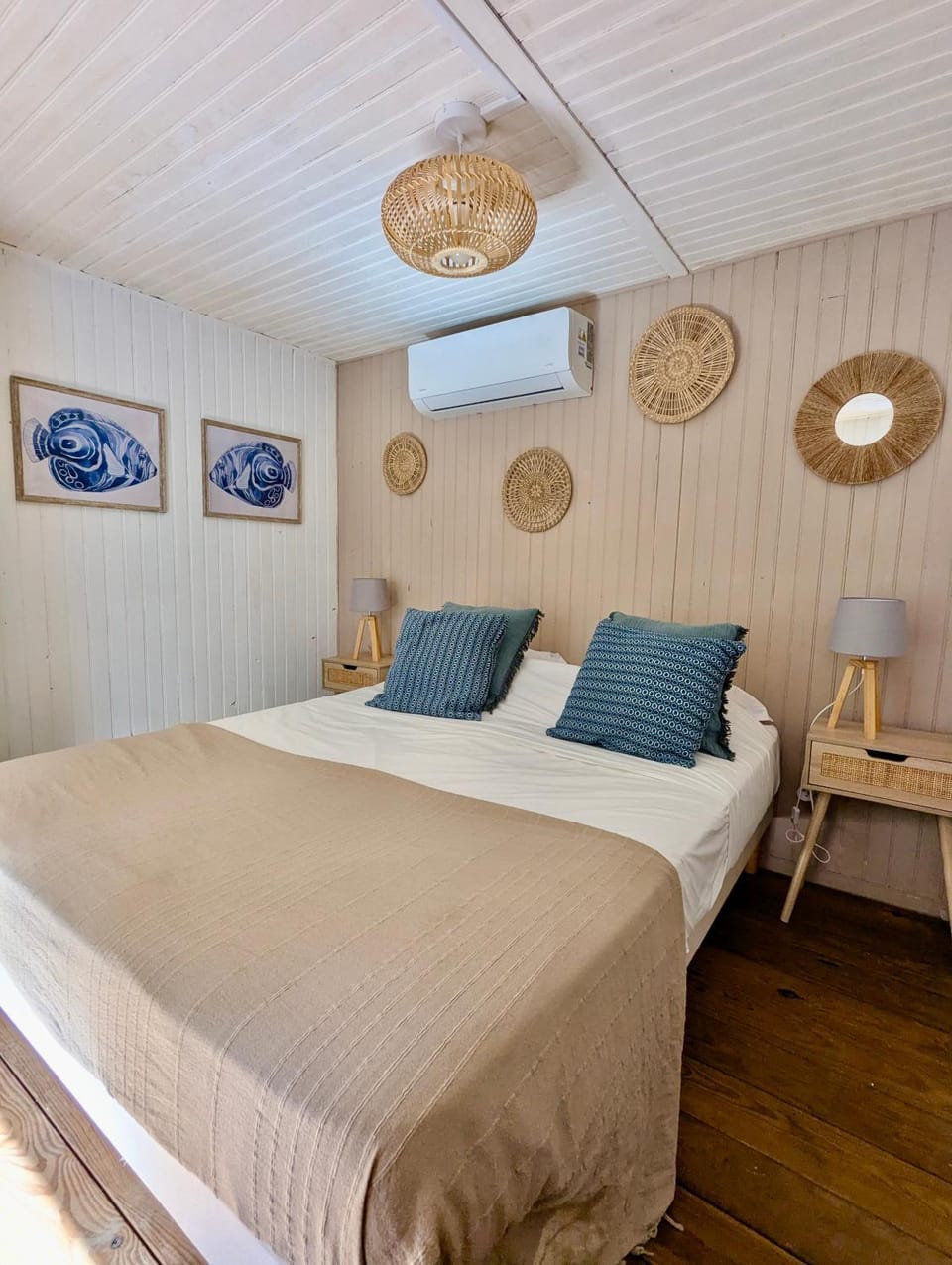 Bed, Photo of the whole room, Bedroom, air conditioner