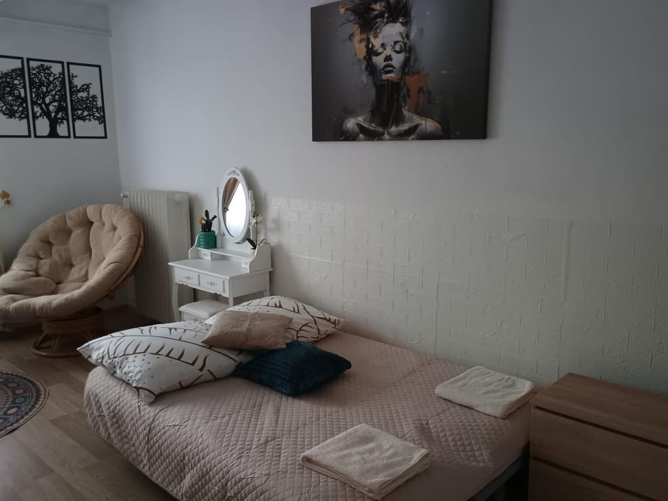 Communal lounge/ TV room, Bed, Library, Living room, Photo of the whole room, Decorative detail, Seating area, Evening entertainment, Bedroom, Entertainment, Sunset, furniture, internet, towels