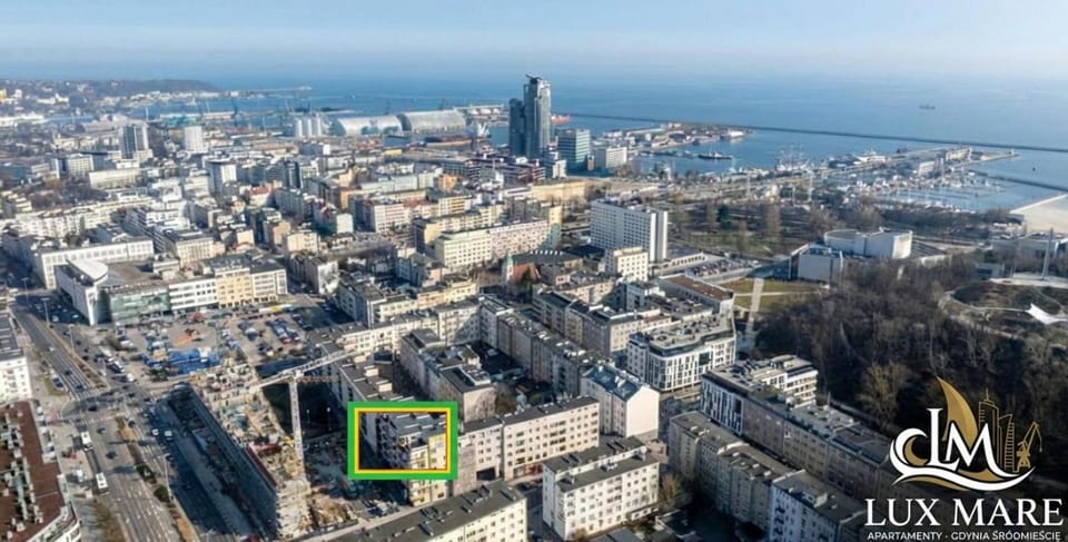 Property building, Nearby landmark, Off site, Day, Property logo or sign, Neighbourhood, Natural landscape, Bird's eye view, View (from property/room), City view, Landmark view, Sea view, Street view, Location, Sunrise, Sunset, towels
