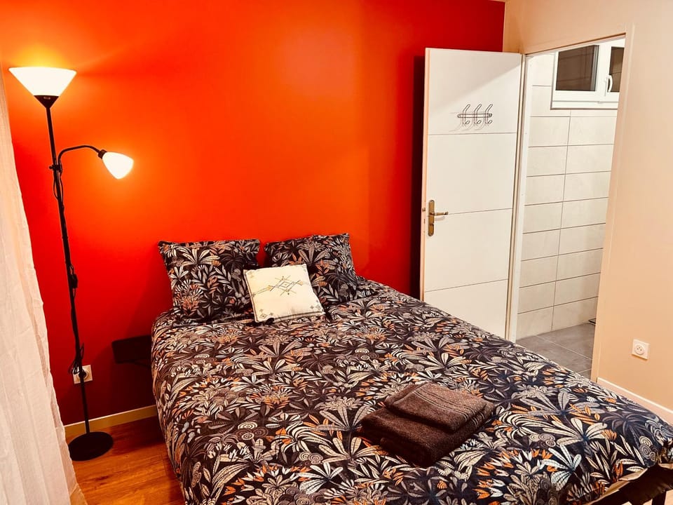 Photo of the whole room, Bedroom