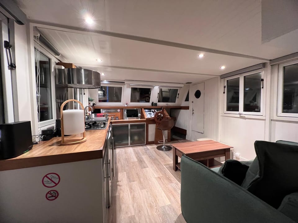 Coffee/tea facilities, Kitchen or kitchenette, Living room, Seating area, Dining area, stove, kitchen