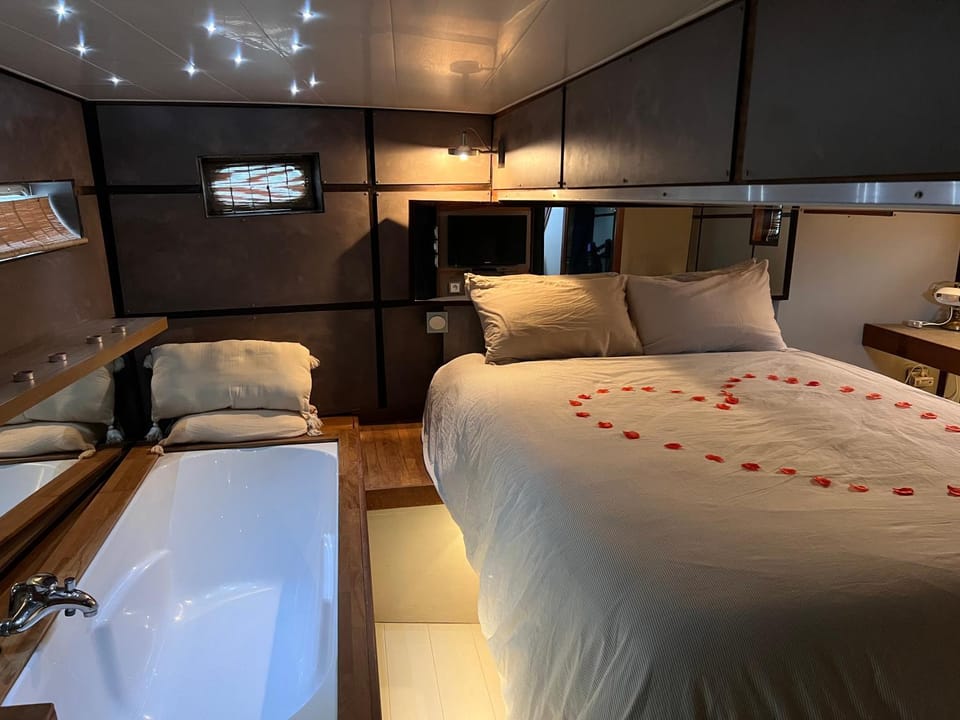 Bed, Night, Photo of the whole room, Bedroom, Bath