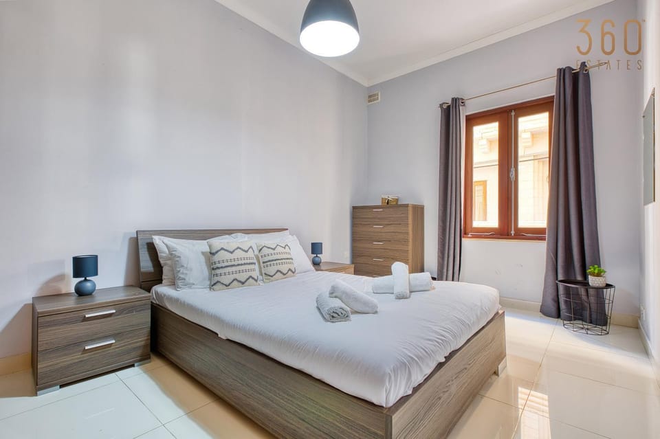 Photo of the whole room, Bedroom, towels