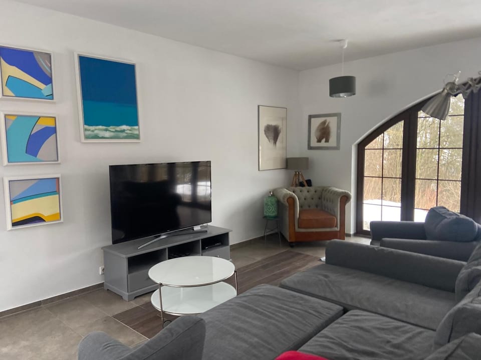 Communal lounge/ TV room, Communal lounge/ TV room, Game Room, TV and multimedia, Living room, Seating area, Evening entertainment