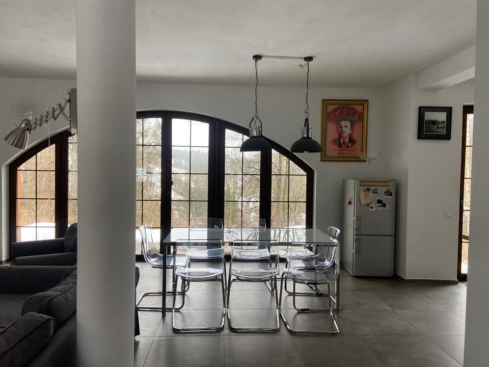 Kitchen or kitchenette, Living room, Seating area, Dining area