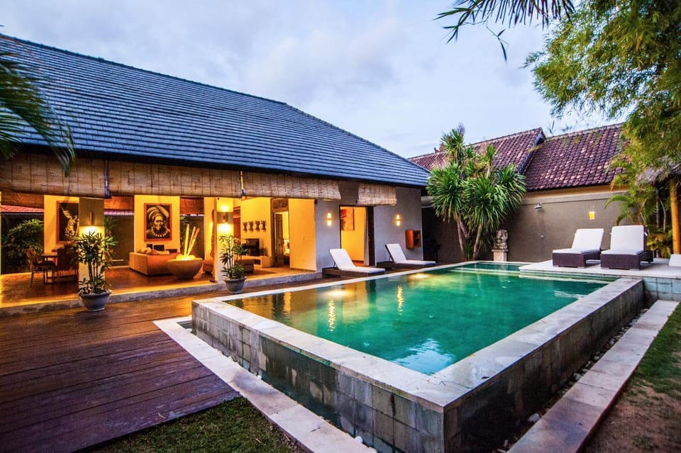 Property building, Swimming pool, Swimming pool
