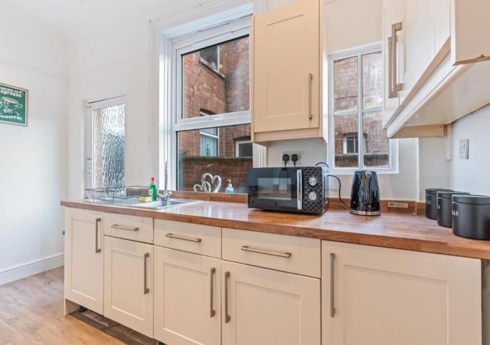 Coffee/tea facilities, Kitchen or kitchenette, microwave, kitchen