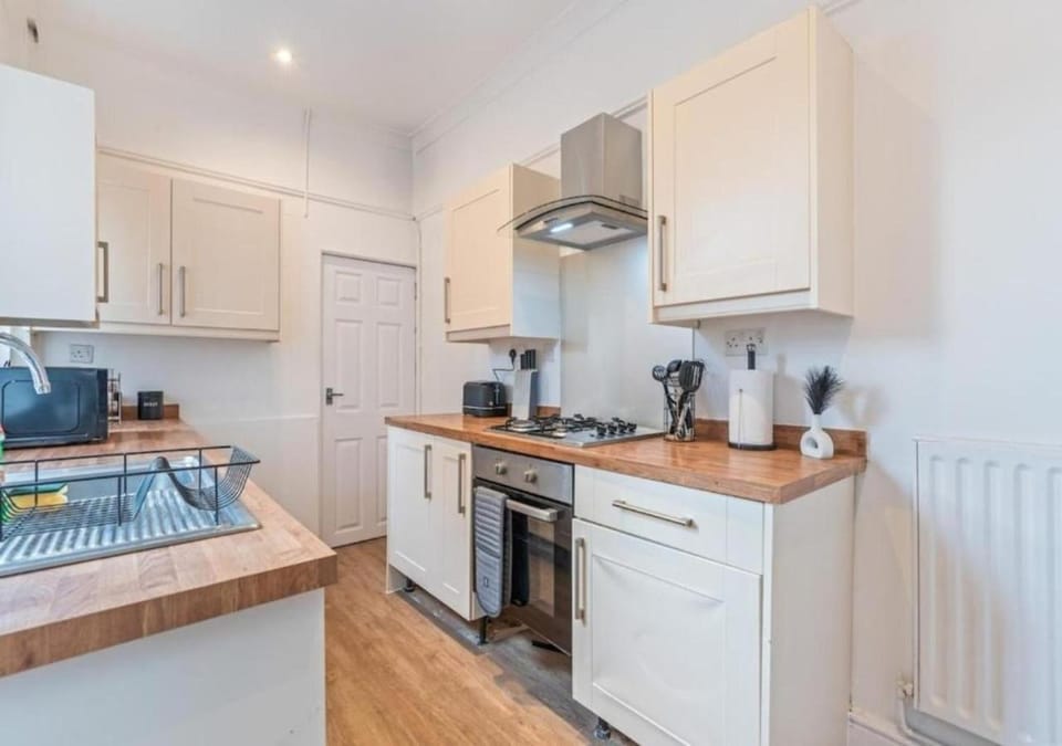 Kitchen or kitchenette, microwave, toaster, kitchen