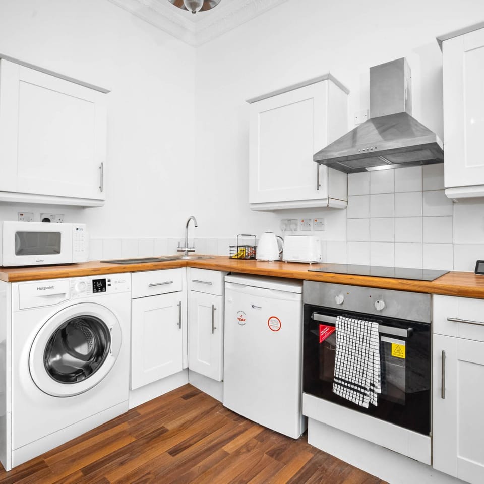 Kitchen or kitchenette, oven, stove, toaster, washing machine, dryer