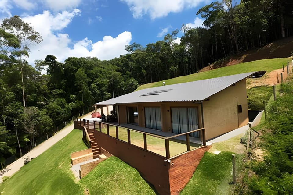 Chalés confortáveis com hidromassagem e vista para lago Chalet in State of Espírito Santo, Brazil
