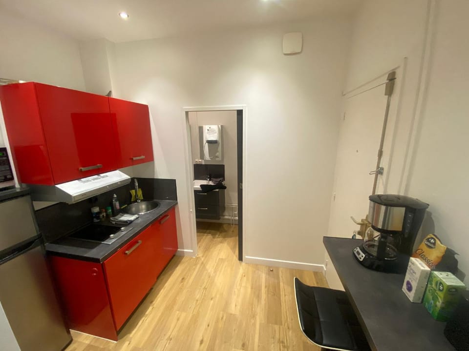 Coffee/tea facilities, Kitchen or kitchenette, stove
