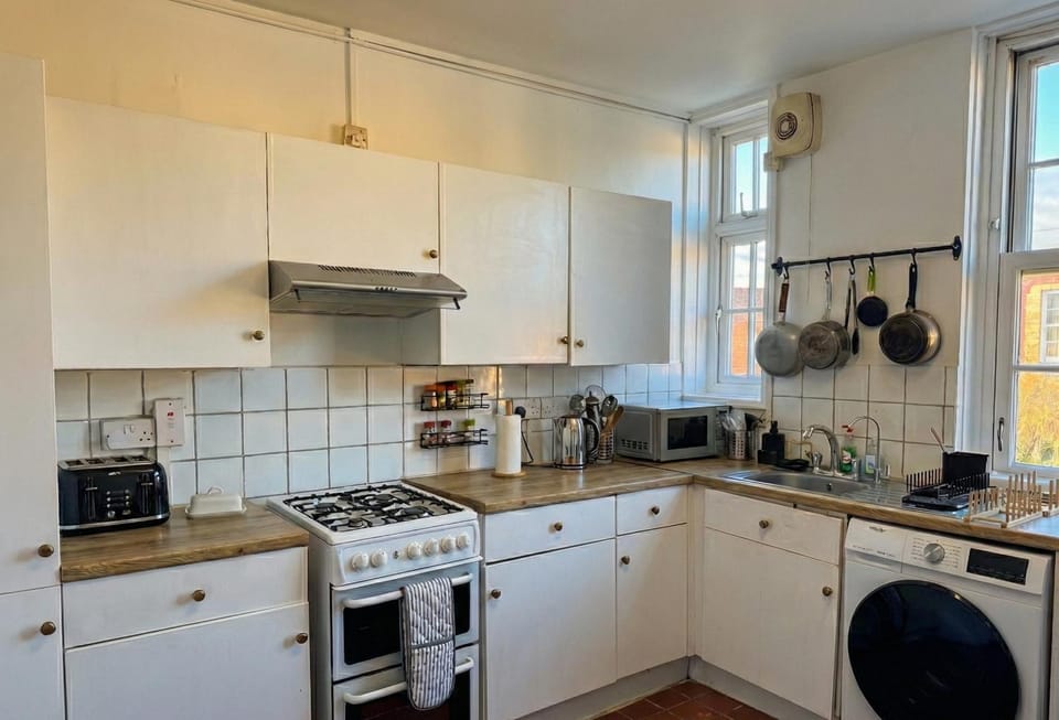 Coffee/tea facilities, dishwasher, oven, washing machine