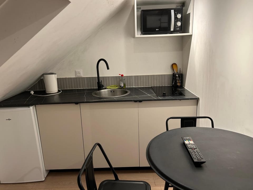 Kitchen or kitchenette, Dining area, stove
