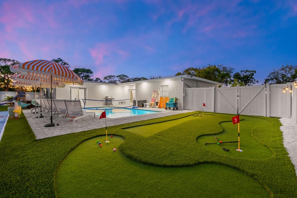 Sports Court Playground Putt Putt Spa Pool House in Bradenton