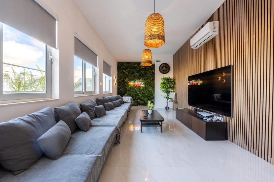 TV and multimedia, Living room, Seating area, Evening entertainment