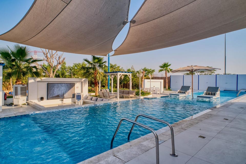 Pool view, Swimming pool, sunbed