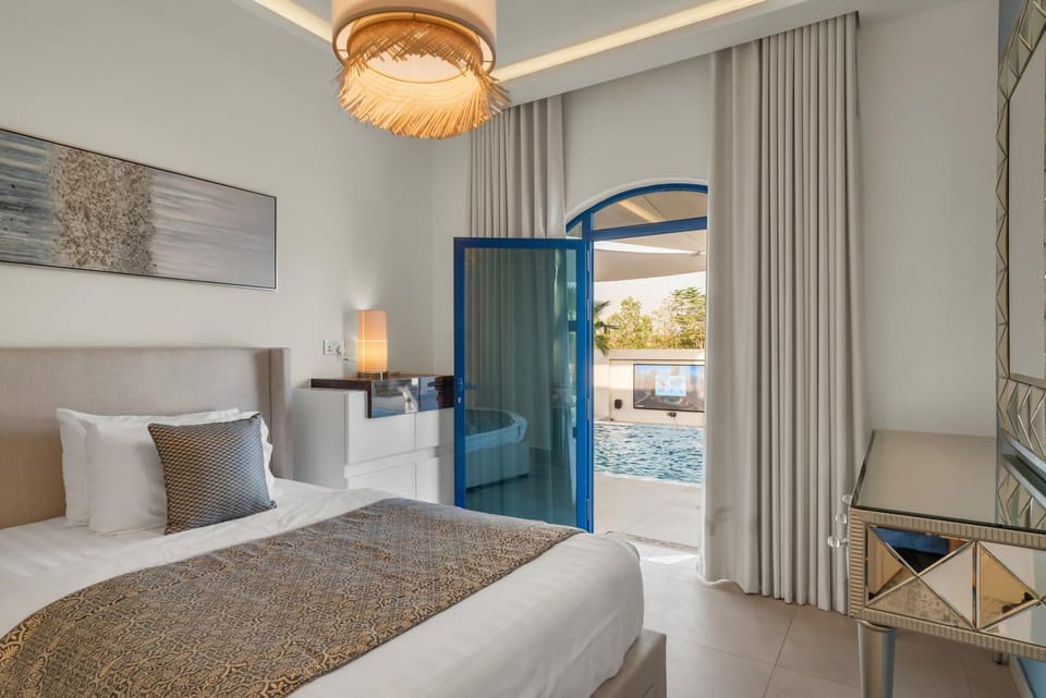 Bed, Pool view